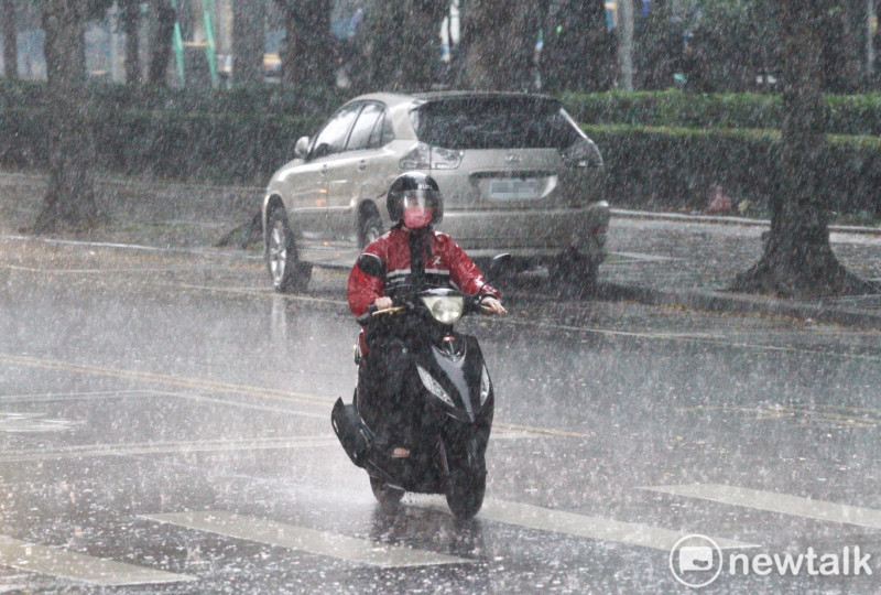 由於午後對流旺盛，氣象局對14縣市發布大雨、豪雨特報   圖：張良一/攝