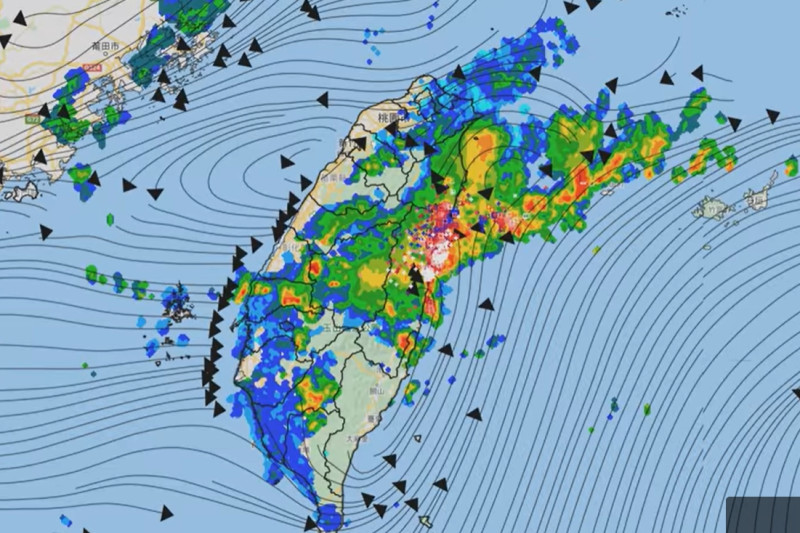 氣象專家彭啟明在臉書分享昨日午後對流降雨情形縮時影片。   圖：擷取自彭啟明臉書