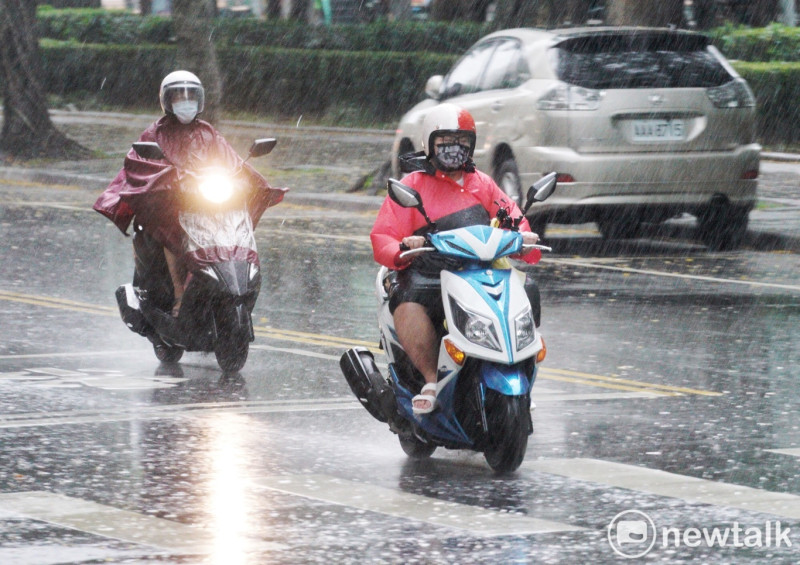 梅雨鋒面將在週六靠近台灣，氣象粉專「台灣颱風論壇｜天氣特急」表示，中南部要留意大雨。   圖：張良一/攝