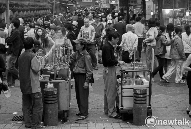 艋舺公園旁的三水街擠滿了賣舊貨的攤商和逛市集的民眾。照片攝於2010年，艋舺公園旁。   圖：張良一/攝