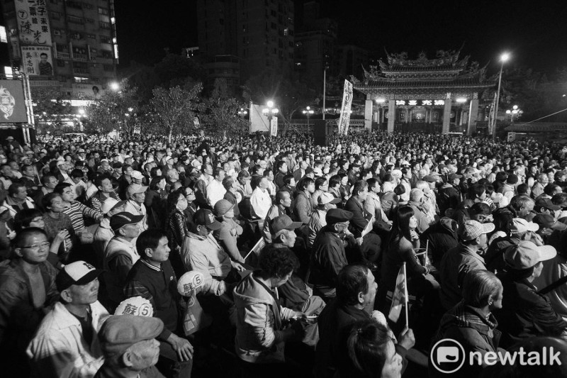 數千位民眾在萬華龍山寺前聽民進黨台北市長候選人蘇貞昌的演講。照片攝於2010年，龍山寺前。   圖：張良一/攝