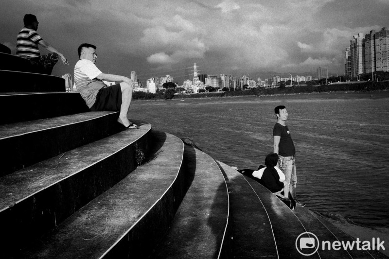 一些市民在萬華馬場町紀念公園的河堤納涼。照片攝於馬場町紀念公園，2020年。   圖：張良一/攝
