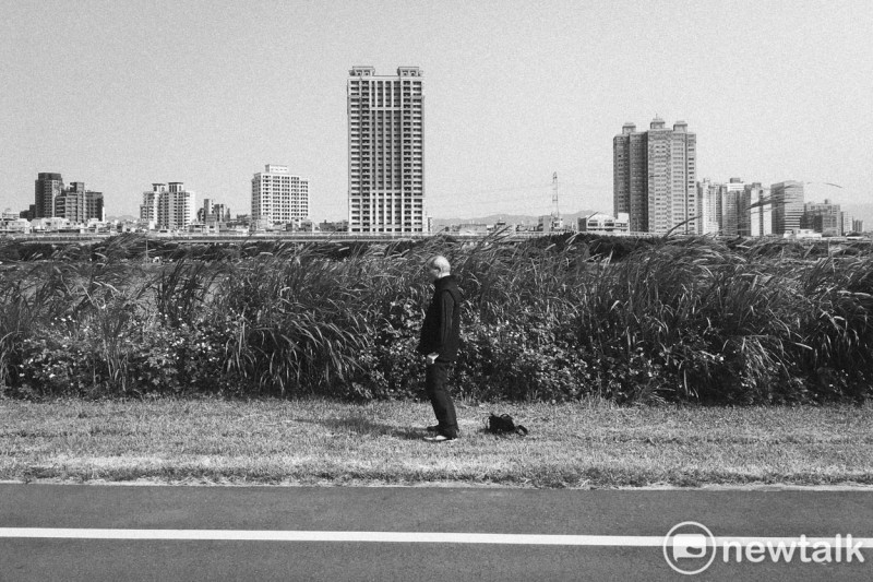 一位民眾在萬華河濱公園運動。照片攝於萬華河濱公園，2021年。   圖：張良一/攝