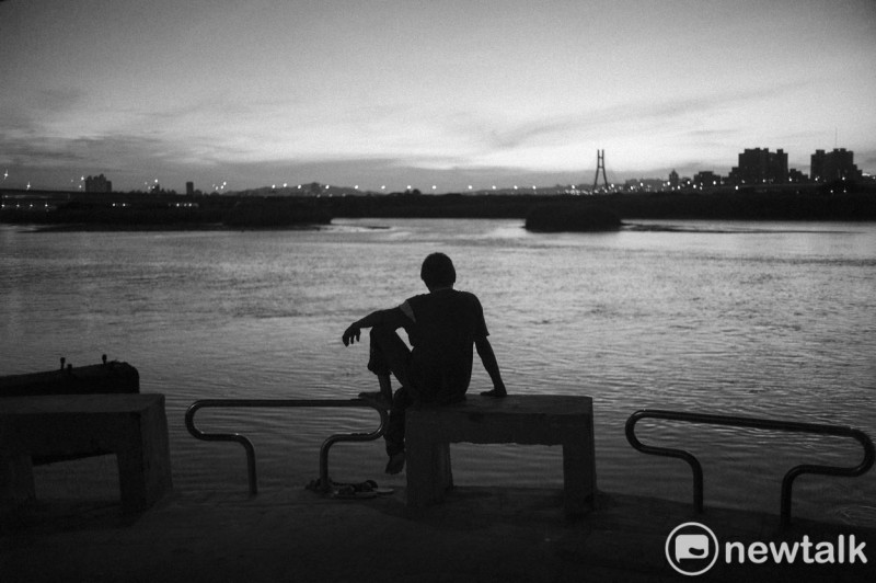 一位民眾在萬華忠孝橋下坐看夕陽。照片攝於2017年，忠孝橋下。   圖：張良一/攝