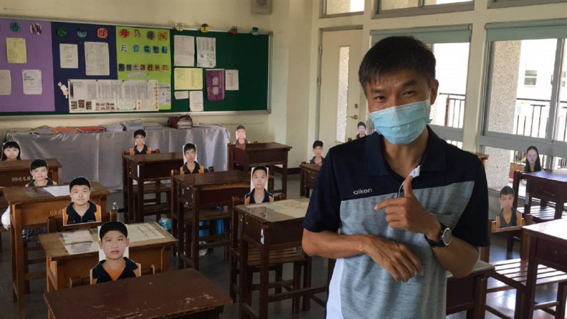 王迪元搞笑自製學生頭像貼在座位上，讓遠距教學教室不再空蕩蕩。   圖：讀者 / 提供