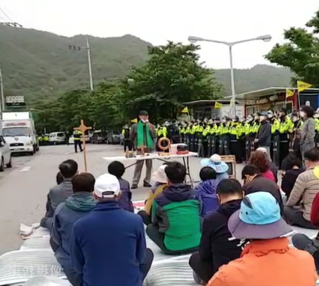 今（25日）天韓國國防部與駐韓美軍，調用17輛卡車運輸薩德（THAAD，終端高空防禦系統）施工建材等物資至慶尚北道星州郡。然而，現場出現反薩德公民、宗教團體約30人靜坐示威。   圖：翻攝自澎湃新聞