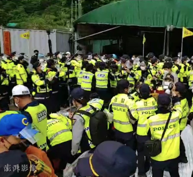 韓國薩德基地引發韓國民眾抗議，警方在附近部署大量警力，於早上7點許強制驅離示威群眾。   圖：翻攝自澎湃新聞