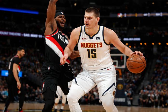 年度MVP候選人Nikola Jokic(約基奇)轟下38分8籃板，率金塊以128:109擊敗拓荒者，系列賽1比1戰平。   圖／美聯社／達志影像