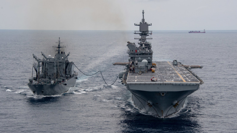 美國海軍兩棲攻擊艦「美利堅號(LHA-6)」與日本海上自衞隊油彈補給艦「濱名號(AOE-424)」正進行海上補給演練   圖：翻攝U.S. Pacific Fleet推特
