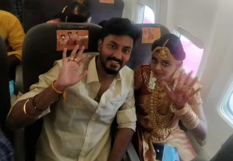 印度ㄧ對新人在機上完成婚禮 160人擠爆客機。   圖：翻攝自 Twitter@DonthuRamesh
