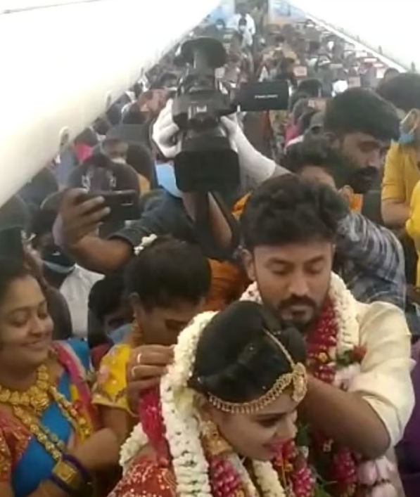 印度ㄧ對新人在機上完成婚禮 160人擠爆客機。   圖：翻攝自 Twitter@DonthuRamesh