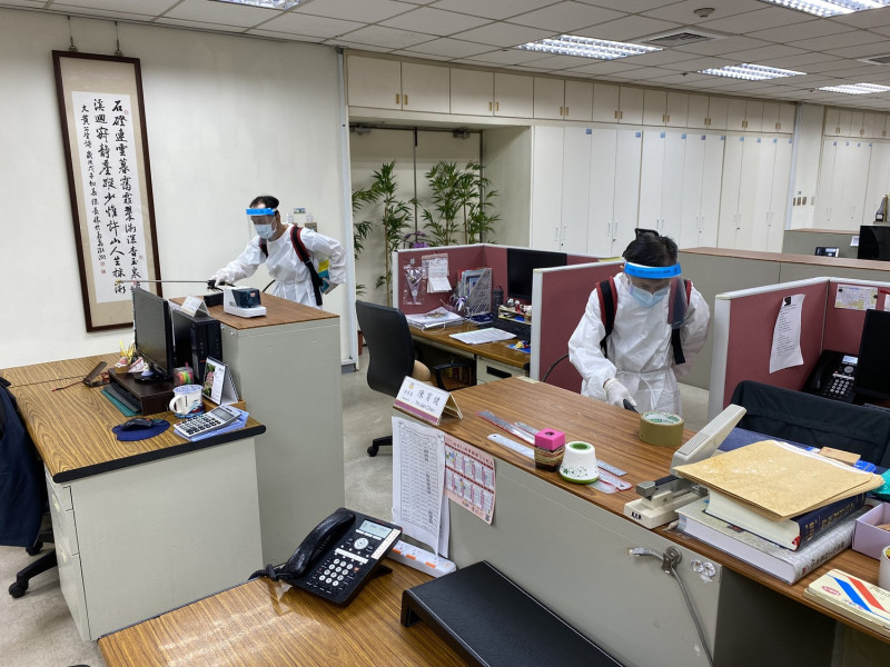 陳姓女工友確診武漢肺炎，台北市警局緊急將辦公大樓進行密集清消。   圖：台北市警察局提供