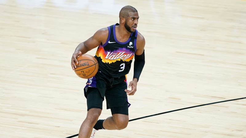 太陽主力後衛Chris Paul(保羅)帶傷上陣，上半場戰況膠著，趁著短暫休息時間忍痛在場邊治療肩傷。   圖／美聯社／達志影像