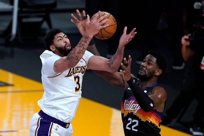 湖人「一眉哥」Anthony Davis決勝時刻連續得分，全場砍下最高34分10籃板，率隊以109:102射日成功，系列賽1比1平手。   圖／美聯社／達志影像