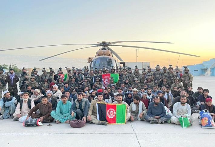 被救出的62名俘虜與阿富汗安全部隊合影。   圖：翻攝 阿富汗自國防部