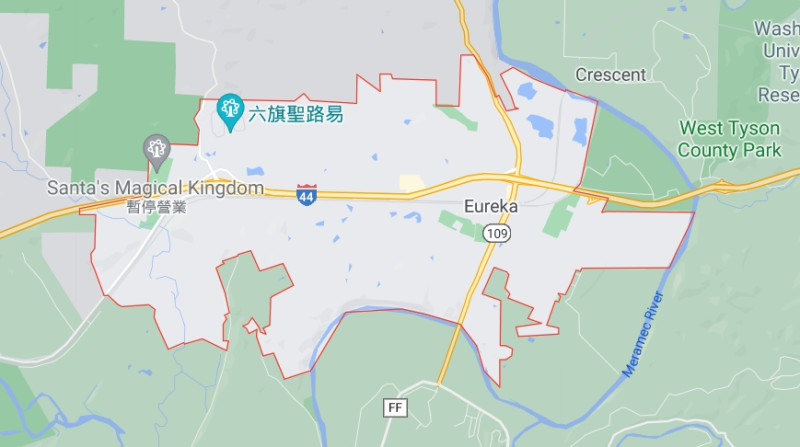 美國密蘇里州尤里卡市(Eureka, Missouri),當地時間24日發生了一起離奇車禍,一輛汽車從空中插入一所房子裡。 圖:翻攝自googlle地圖