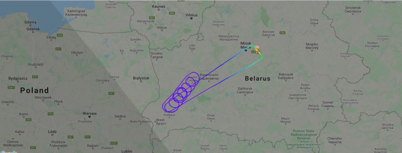 根據航班追蹤網站「Flightradar 24」的軌跡圖，白俄羅斯班機在空中不停繞圈，繞成九連環，最後回到原點明斯克。   圖：翻攝自Flightradar 24