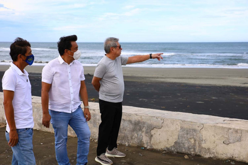 菲律賓「鄉下人黨」籍的國會議員辛格森（右）指控中國非法採砂，讓該國海岸線有消退跡象。   圖：翻攝自辛格森臉書