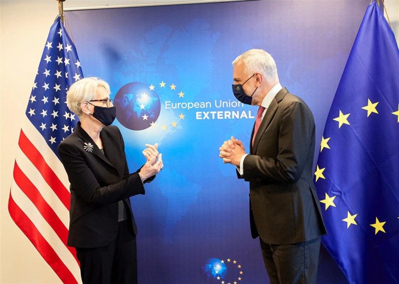 歐盟對外事務部秘書長沙尼諾（右）與美國副國務卿謝爾曼舉行會談，公開支持台灣參與世界衛生組織等國際組織。(資料照片)   圖：翻攝twitter.com/SanninoEU