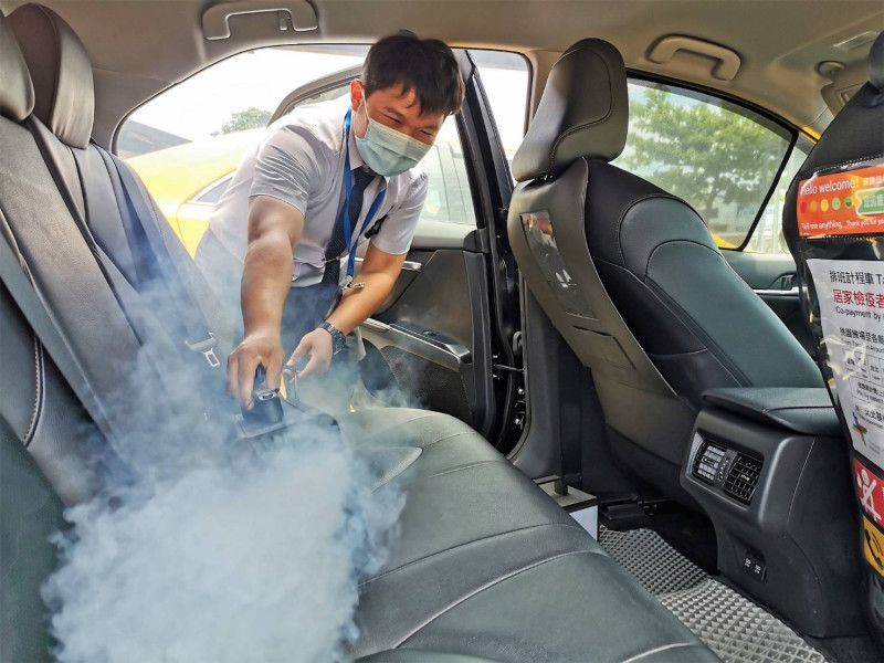 使用抗菌煙霧加強駕駛自己不容易清潔擦拭到的地方。   圖：桃機／提供