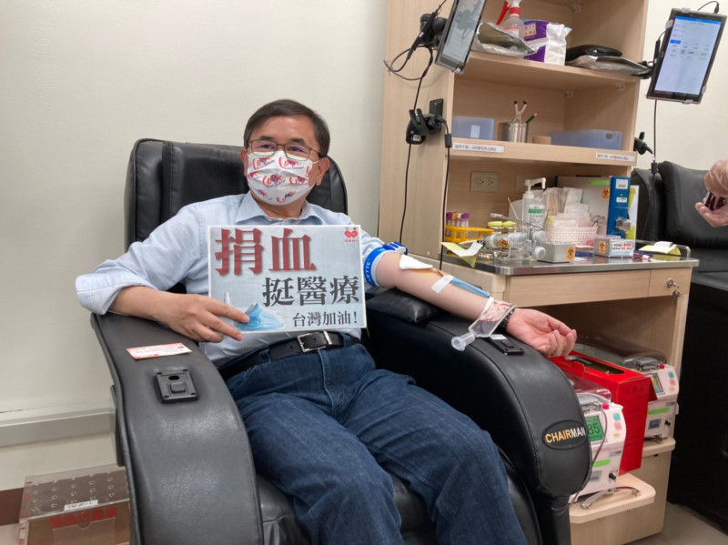 立委劉櫂豪挽袖捐血挺醫療，鼓勵民眾來捐血。   圖：劉櫂豪辦公室提供