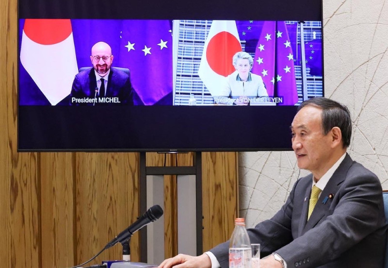 日本首相菅義偉與歐洲理事會主席米歇爾（螢幕左圖）、歐盟委員會主席馮德萊恩（螢幕右圖），以視訊方式進行高峰會。   圖：翻攝自日本首相官邸臉書