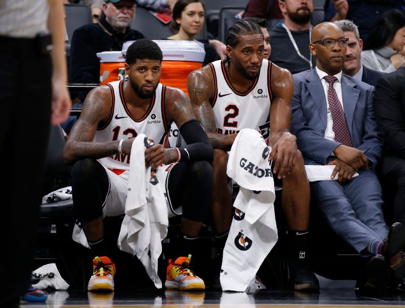 快艇輸球，Kawhi Leonard及Paul George在板凳上神情落寞。   圖／美聯社／達志影像