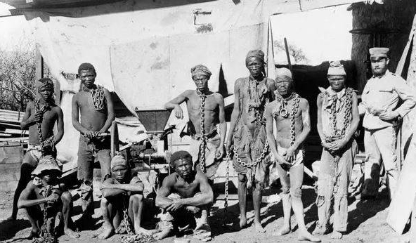 德國曾於１８８４年到１９１５年對納米比亞進行殖民統治，其間為了鎮壓當地反殖民起義，德國駐納米比亞（當時稱德屬西南非洲）當局對赫雷羅族人和納馬族人進行了屠殺。   圖 : 翻攝自搜狐