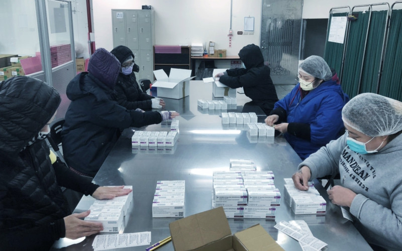 AZ疫苗送抵台灣後，仍需要透過嚴謹的檢查程序，工作人員必須在4度低溫倉儲的環境中，為一盒盒的疫苗完成檢驗和裝配。   圖：翻攝自蔡英文臉書（資料照）