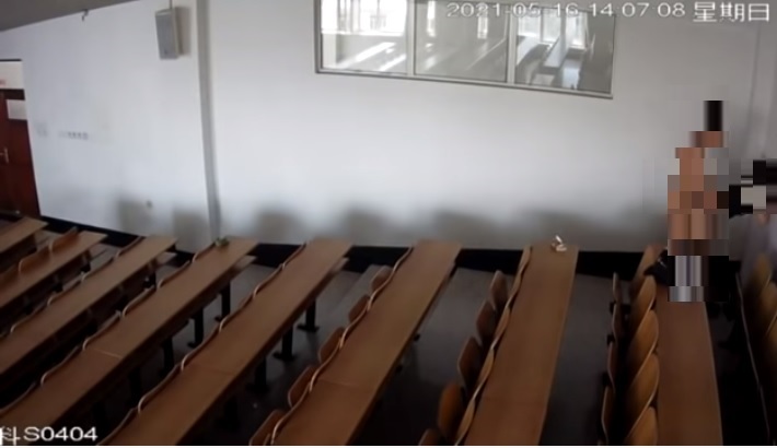 中國黑龍江科技大學有男女學生偷偷在教室內進行「人與人的連結」，未料，全程都被攝影畫面捕獲。   圖：翻攝自YouTube