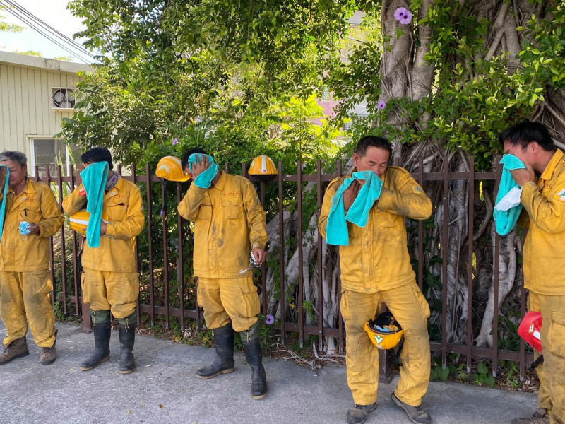 結束救火任務的森林護管員擦拭辛苦的汗水。   圖：林務局/提供