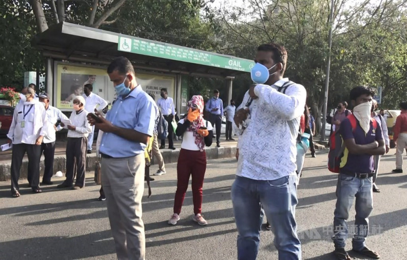 印度第2波疫情趨緩，首都新德里過去24小時新增COVID-19確診僅1141例，新德里市長克里瓦爾28日宣布31日起逐步解除封鎖。圖為新德里一處公車站等車人群。   圖/中央社