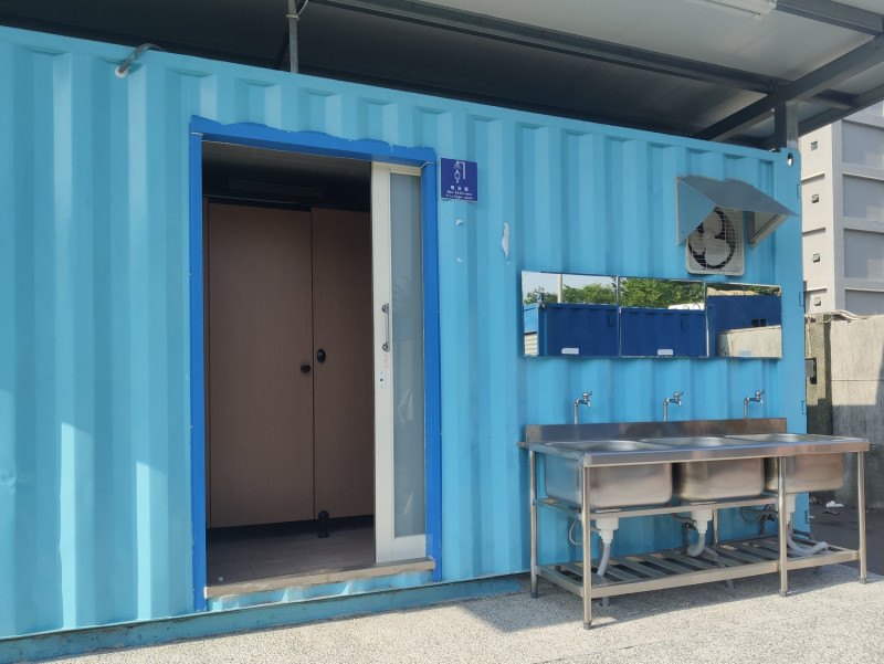 高市海洋局在前鎮漁港碼頭設移工衛廁設備。   圖：高雄市政府/提供