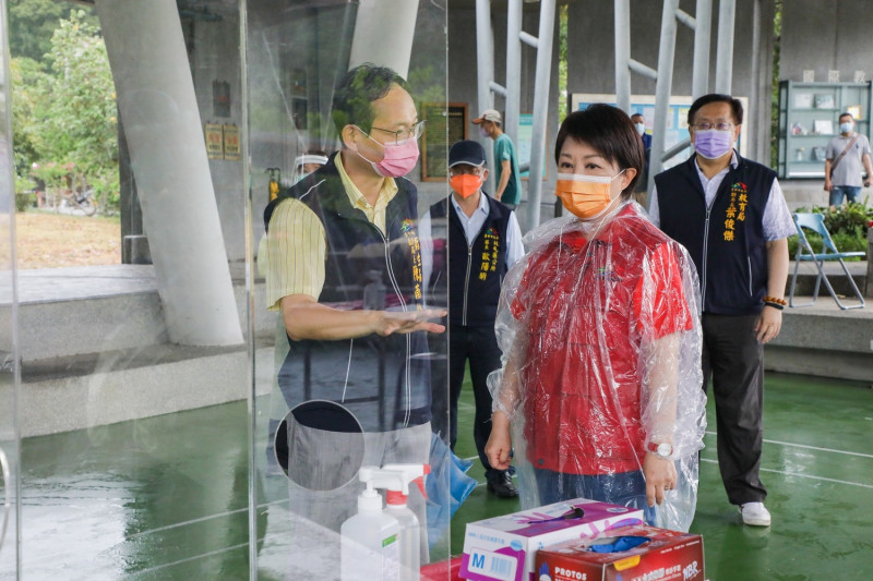 台中市長盧秀燕宣布，全市1萬3千名鄰長一起接種疫苗，卻遭中央發公文「打槍」。    圖：台中市政府提供