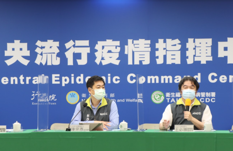 副指揮官陳宗彥（左）和王必勝（右）說明部立台北醫院戶外診治病人真相。   圖：指揮中心／提供