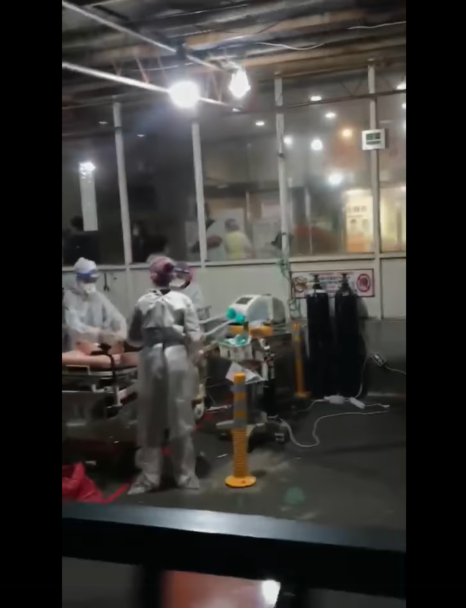網路上瘋傳部立台北醫院病患躺在戶外的影片。   圖：翻攝自黃光芹臉書