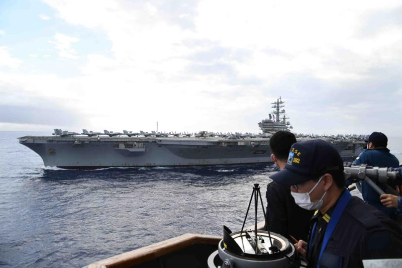 日媒報導美國核動力航母「雷根號(CVN-76)」19日上午返回橫須賀母港，進行補給、維護。圖為先前美日海上聯合軍演。   圖：翻攝日本海上自衛隊(資料照片)