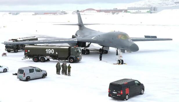 美軍B-1B戰略轟炸機在漫布冰雪的挪威博多空軍基地進行補給、起降。   圖：翻攝環球網
