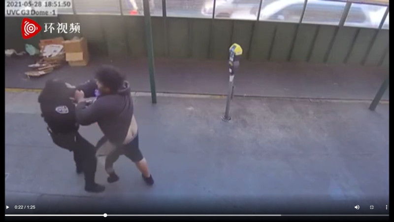 當地時間5月28日傍晚在舊金山唐人街發生一起毆警事件，一名亞裔女經遭男子重摔而倒地，附近的攝影機拍下了整個案發過程。   圖 : 截自於環球網影片