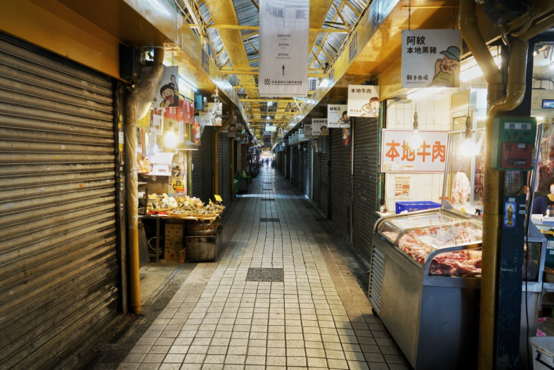 位在萬華熱區內的東三水街市場，約有9成攤商都沒有拉開鐵捲門營業。   圖：張良一/攝