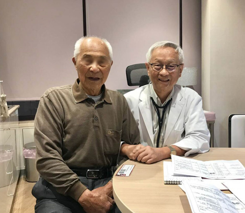 台大醫院前院長李源德（圖右）與回診者合影留念。   圖：翻攝自Yuan-Teh Lee臉書