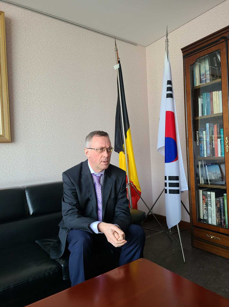 比利時駐韓大使萊斯庫耶（Peter Lescouhier）到職三年，卻因其夫人在首爾服飾店掌摑店員惹議，將於今年夏天離任。   圖：翻攝自比利時駐韓大使館臉書