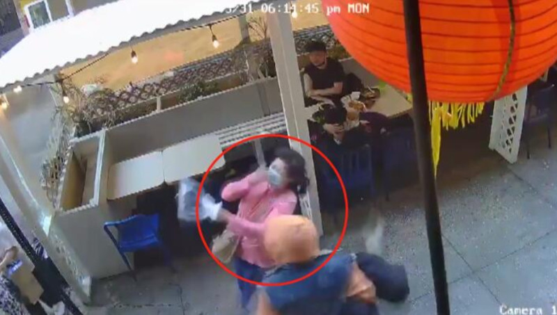 監視器拍下黑人男子在紐約唐人街襲擊亞裔女子的畫面。   圖 : 監視器影像截圖