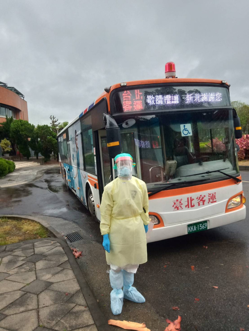 新北市交通局配合中央疫情指揮中心「北病南送」統一調度，找公車業者支援設置防疫專車。   圖：新北市交通局 / 提供
