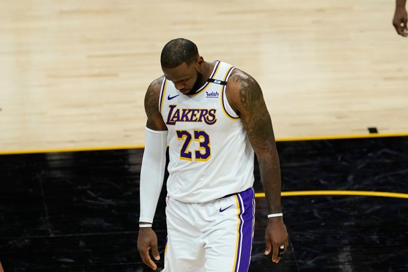 湖人「一眉哥」Anthony Davis不在，「詹皇」LeBron James孤掌難鳴，慘敗太陽30分，系列賽陷入2比3落後。   圖／美聯社／達志影像