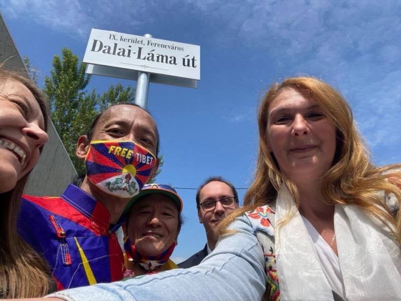 布達佩斯第九行政區區長巴蘭尼依（前排右起）與西藏流亡人士，在「達賴喇嘛路」前合影。   圖：翻攝自巴蘭尼依臉書