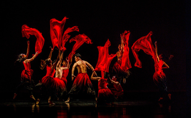 妙璇舞蹈團109年9月舞作《逐光》，象徵走過黑暗迎向光明。   圖 : 妙璇舞蹈團/提供