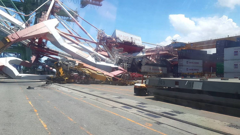 高雄港碼頭貨櫃輪疑似撞上起重機意外。   圖：民眾 / 提供