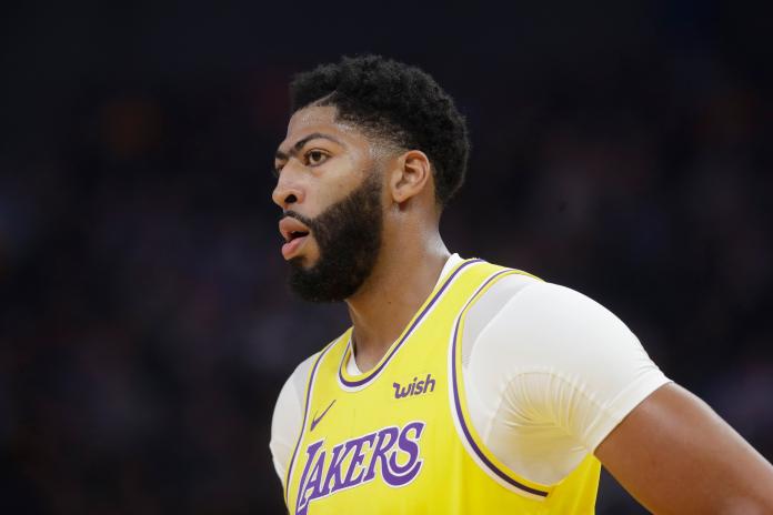 湖人球星Anthony Davis 殷殷期盼G6能上場拚戰，湖人則保守回應，賽前才會做出決定。   圖／美聯社／達志影像