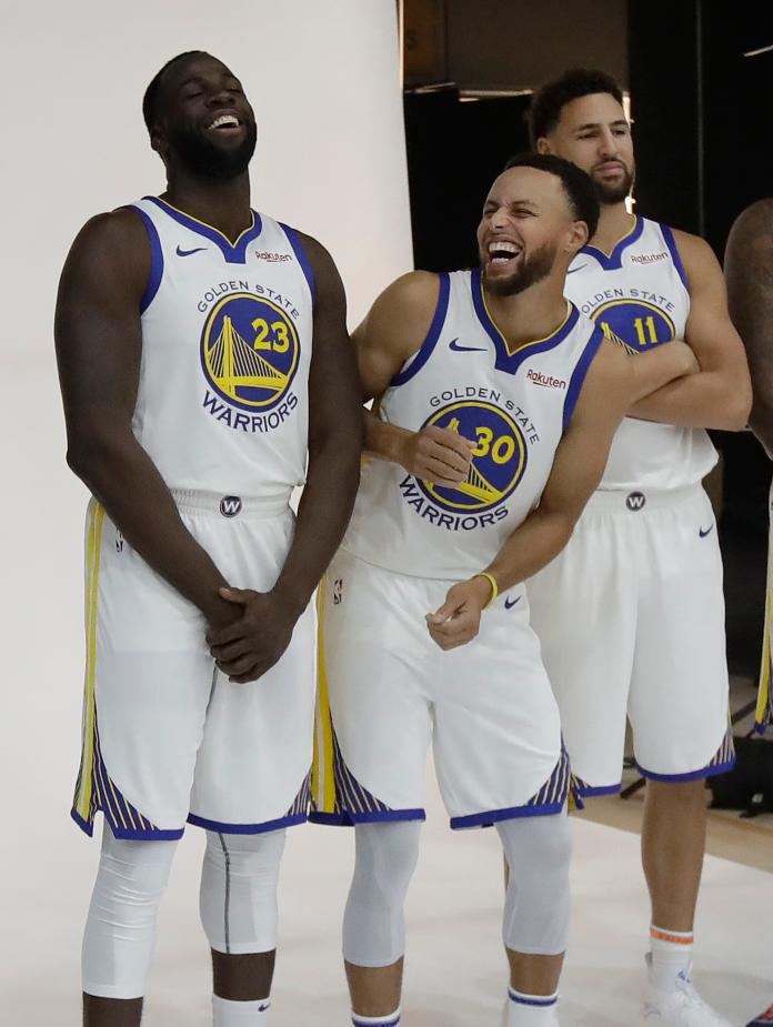 勇士Draymond Green(左)爆料隊友Klay Thompson(右)喝醉自撞牆壁受傷，還想說謊騙隊友。   圖／美聯社／達志影像